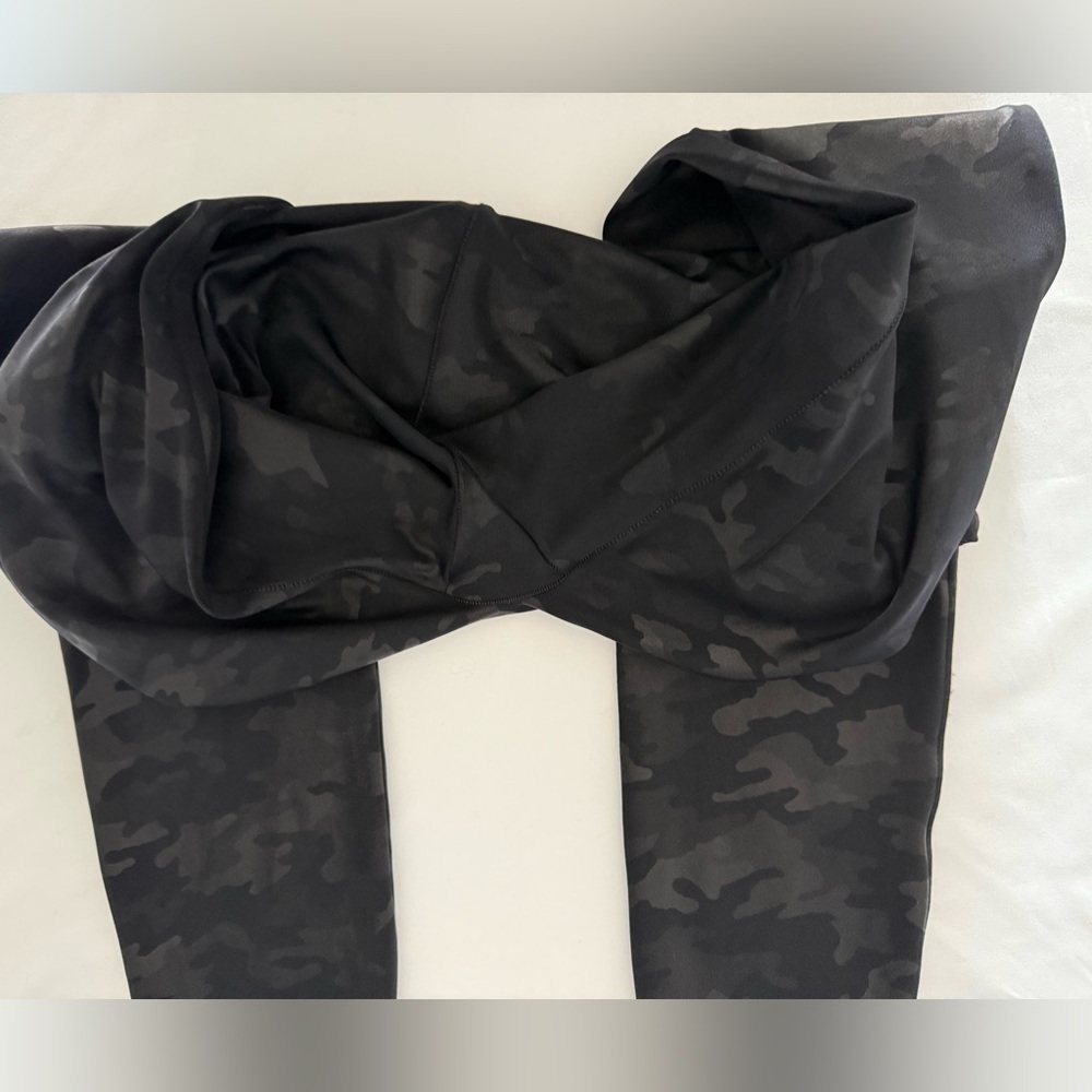 SPANX Faux Leather Camo Leggings Matte Black Camo Size Large - Picture 14 of 14